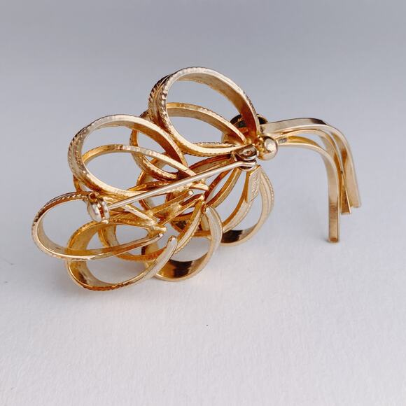 VTG Signed Kramer Mid Century Gold Tone Dimensional Ribbon Bow Brooch - Picture 7 of 12